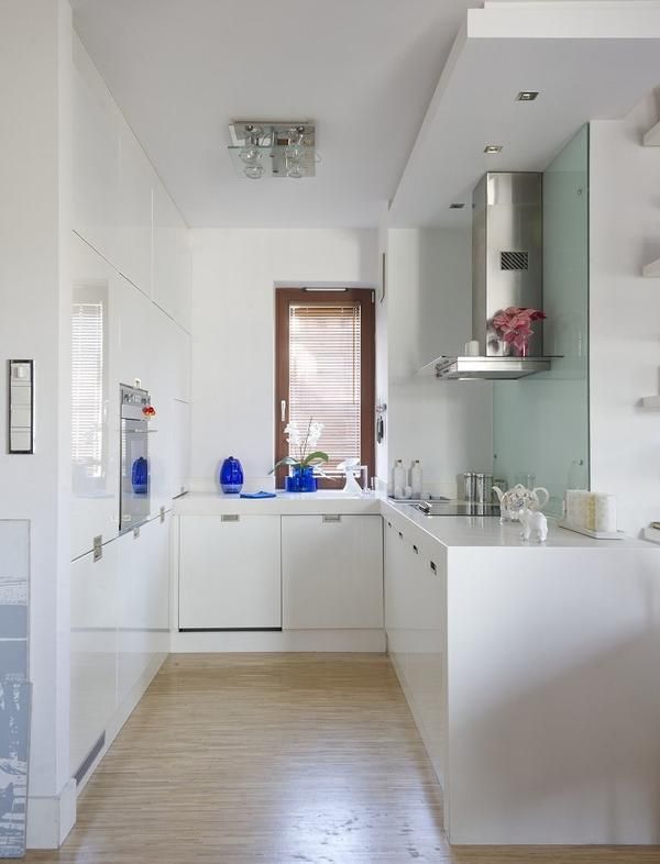 kleine küche gestalten pur weiß einbaugeräte glas spritzschutz