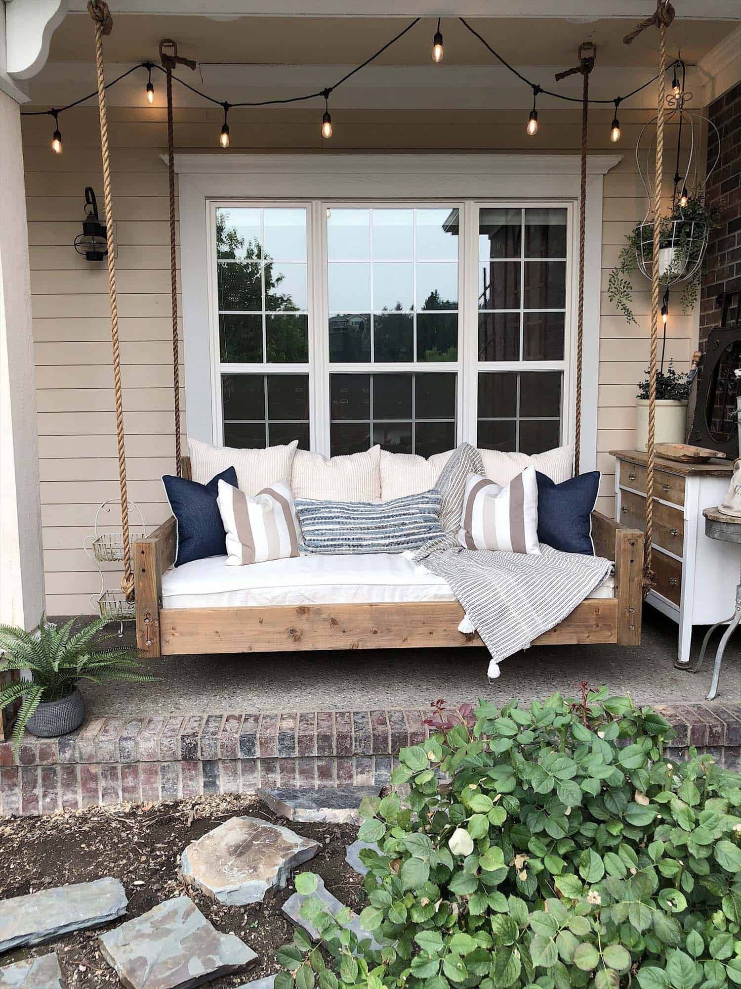 26 Incredibly Relaxing Swinging Bed Ideas For Your Porch