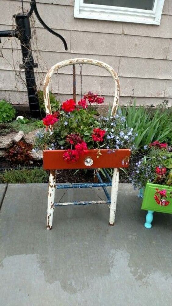 28+ Creative Upcycled DIY Chair Planter Ideas For Your Garden