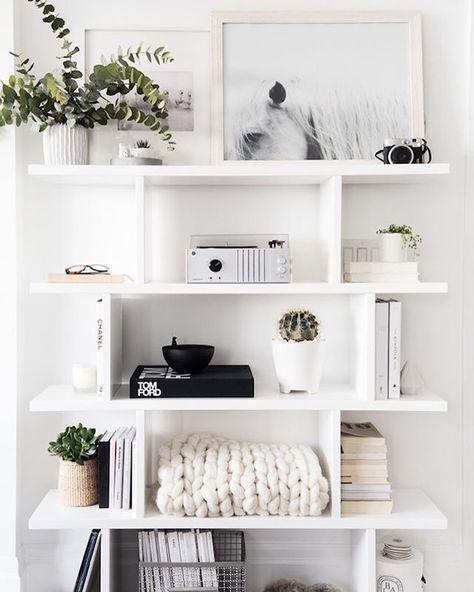 5 Tips on How to Style Your Book Shelf | Guest Post