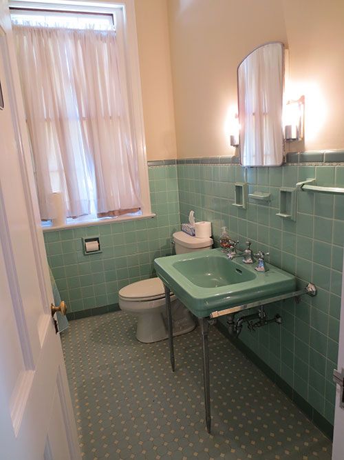 6 colorful 1950 vintage bathrooms - The Comer House in Gallatin, Tenn. - Retro Renovation