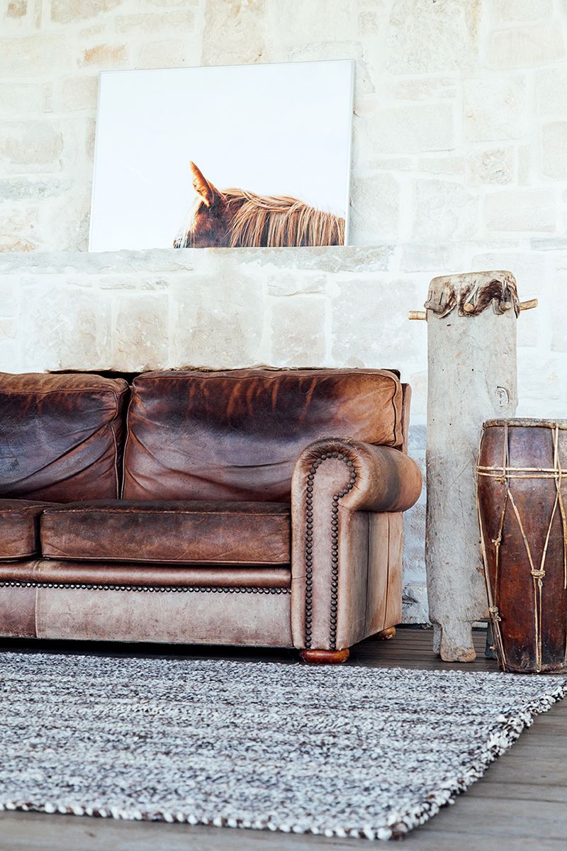 Écolo-chic, mur de Pierre, canapé cuir | living room