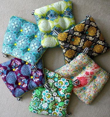 How to make chair cushions. Yellow patterned for one side, and white or cream fo… – pickndecor.com/design