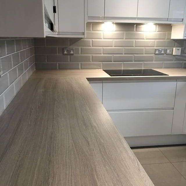 Howdens on Instagram: “Looking for some white kitchen inspiration? @mrmattjh has kindly shared his Bayswater Gloss White kitchen renovation.  Featuring: Grey Oak…”