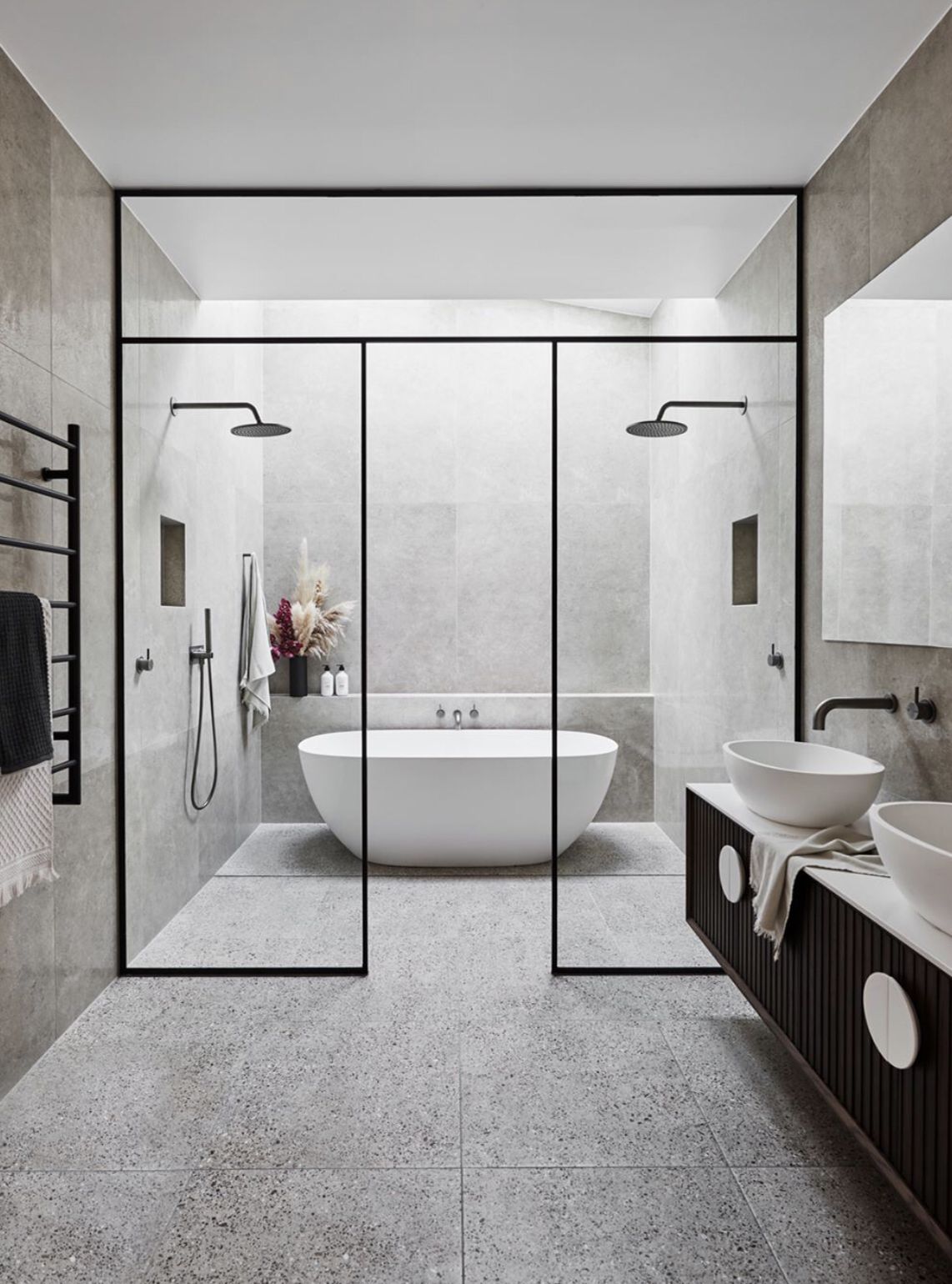 Large bathroom with wetroom