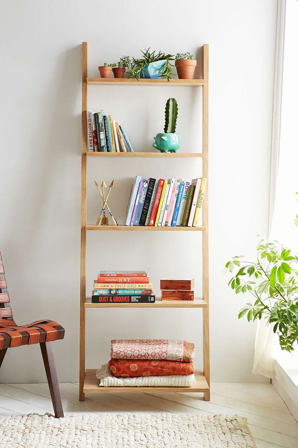 Leaning Bookshelf Design Possibilities – Casual With A Hint Of Originality