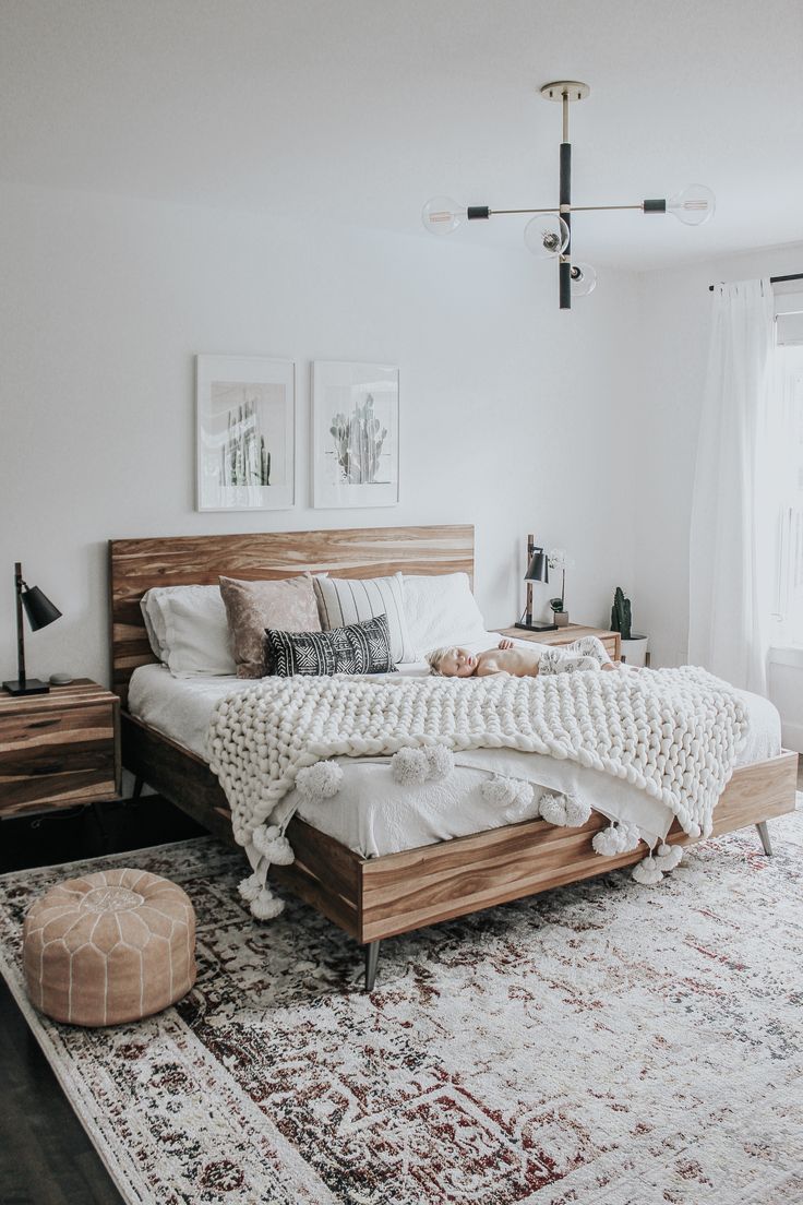 Neutrales Schlafzimmerdesign mit extra großem Teppich und Holzbett – https://pickndecor.com/ideas