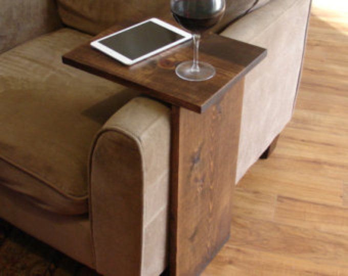 Simplement Awesome Couch Sofa Arm Rest Wrap Tray Table avec fente de rangement latéral