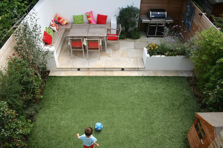 pequeño #jardin con #cespedartificial y una #terraza con #barbacoa