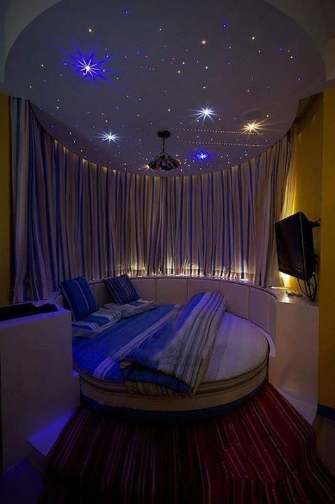 the ceiling ties this room all together. ♥