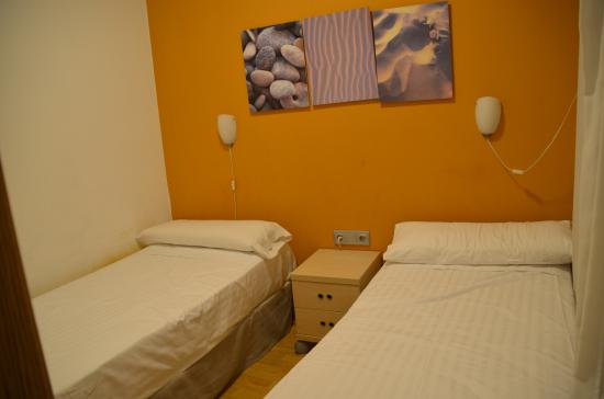 Kids bedroom with two single beds - Picture of MH Apartments S .