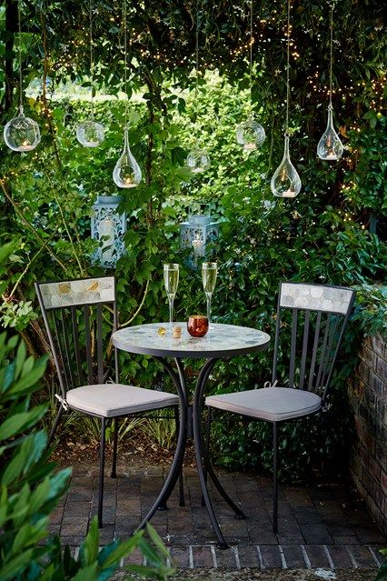 Small garden ideas | Small courtyard gardens, Garden seating .